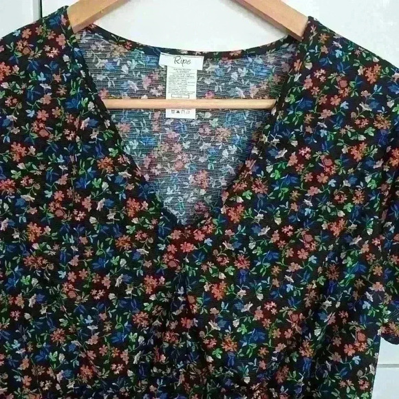 🌴2/$25🌴RIPE | Floral Black/Red/Green/blue  Shirt Sleeve V-Neck Crop Top - Picture 4 of 4